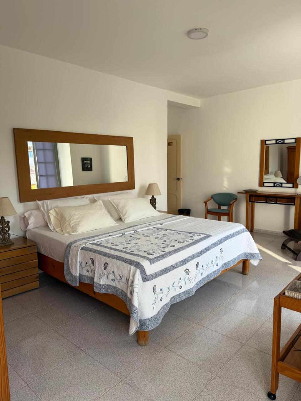 Suite con cama grande y balcón